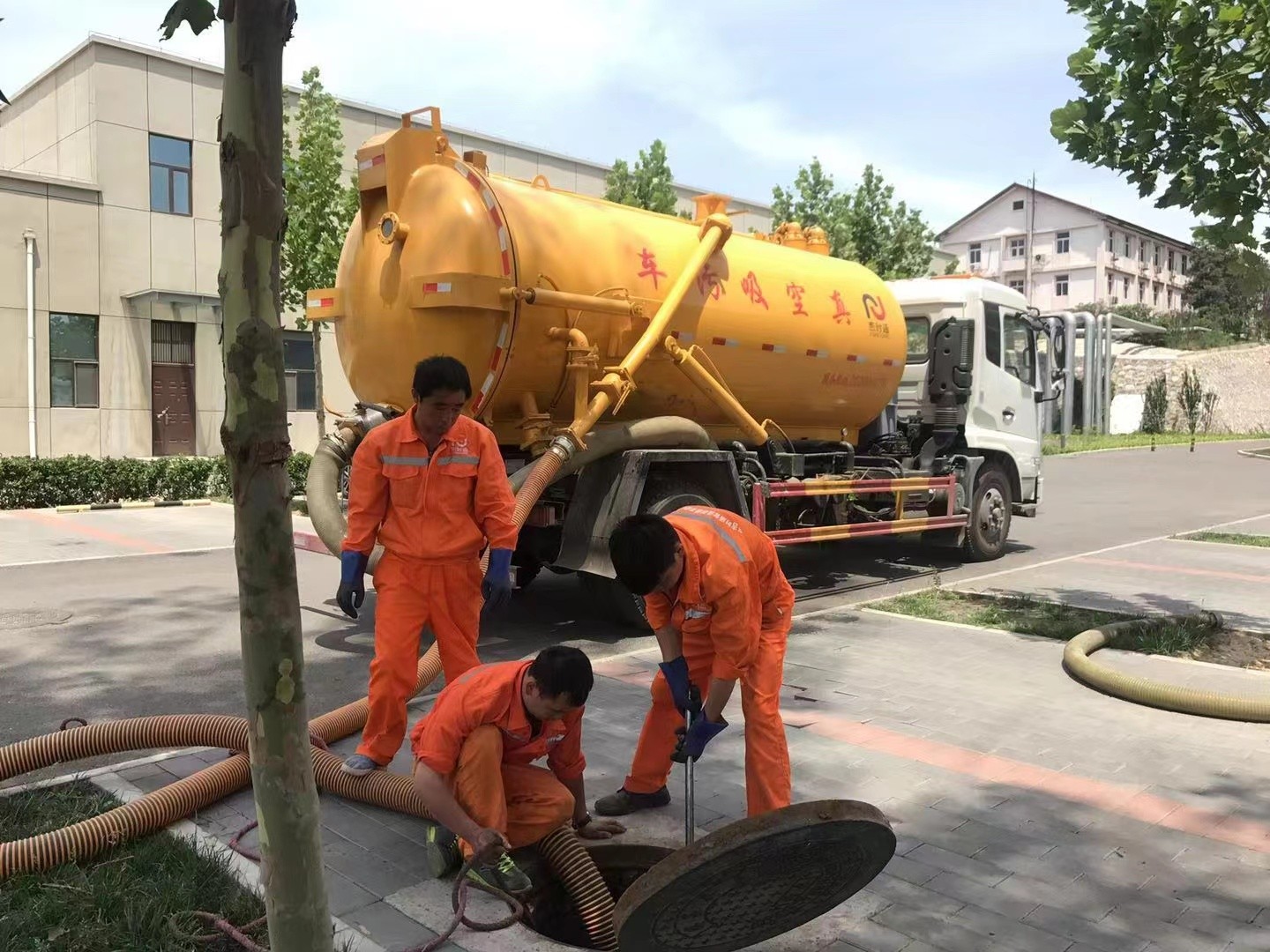 阳谷管道疏通车停在窨井附近