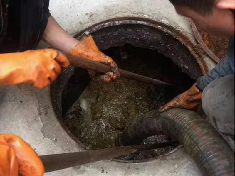 阳谷清理化粪池时如何避免沼气的危害？